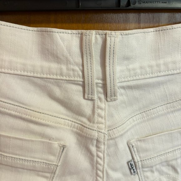 Levi's White Jean‎ Shorts with White Tab and Two Buttons - Picture 10 of 14
